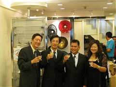 305418_263768586990312_100..