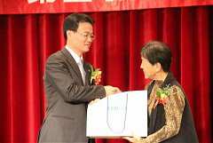 406019_336712169673594_100..