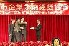 405905_336725343005610_100..