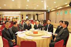 398417_336705999674211_100..