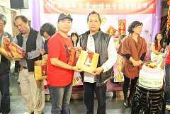 423974_342425732457930_100..