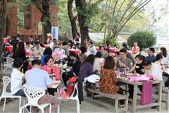 551305_578475985510993_158..