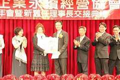 387402_336726479672163_100..