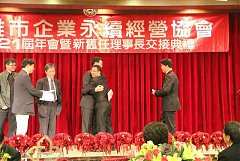 389928_336725416338936_100..