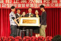 409217_336728686338609_100..