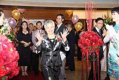 400714_336701829674628_100..