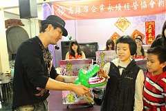 423584_342443765789460_100..