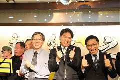 397120_336776136333864_100..