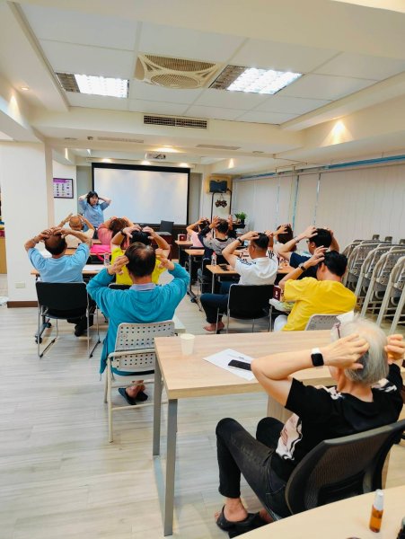 LINE_ALBUM_四月份小組會會..