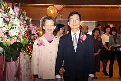 379062_336702799674531_100..