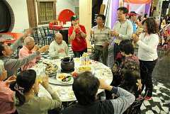 421236_342429555790881_100..