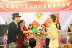 431652_342438715789965_100..