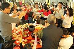 404777_342429285790908_210..