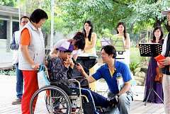 482515_578479355510656_660..