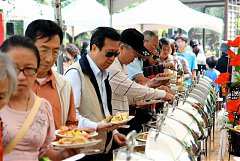 225315_578475355511056_156..