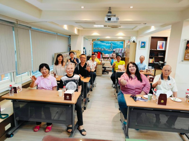 LINE_ALBUM_四月份小組會會..