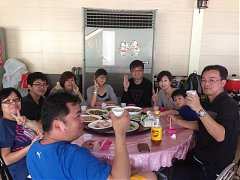 2搭好房子，大家中午一起吃..