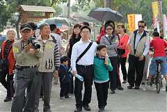 295684_578467278845197_772..