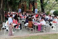 285605_578479772177281_174..