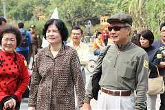 318186_578469832178275_211..