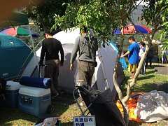 1理事長姍姍來遲，大夥幫忙..