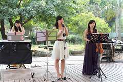 545652_578474648844460_194..