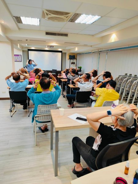 LINE_ALBUM_四月份小組會會..